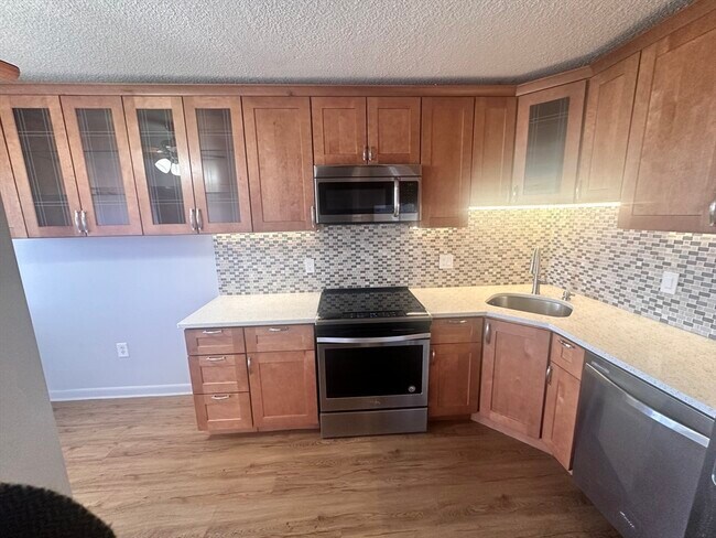 Building Photo - 300 Lynn Shore Dr