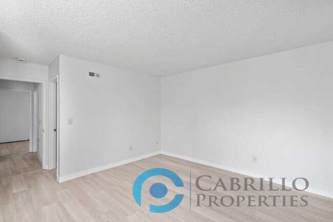 Building Photo - 5067 La Cuenta Dr