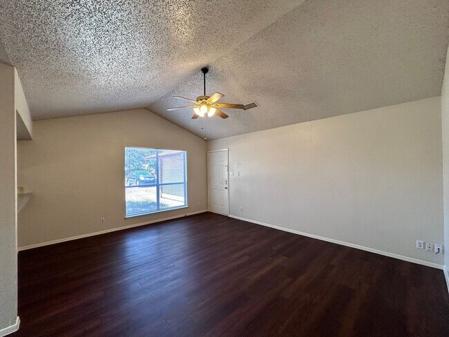 Building Photo - 8802 Pineridge Dr