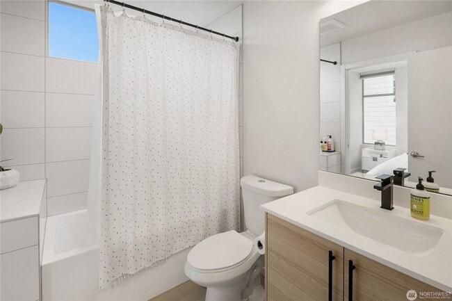 Building Photo - Modern 3-Bedroom Townhouse with Rooftop Deck & Parking | Seattle