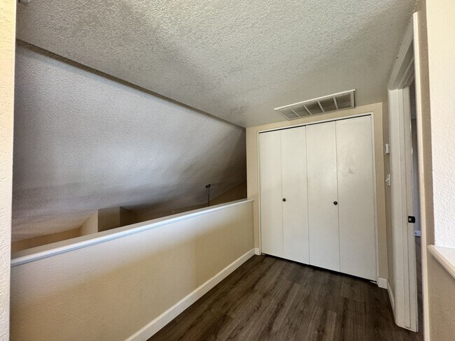 Building Photo - Great 3 bedroom 2 bath culdesac lot with f...