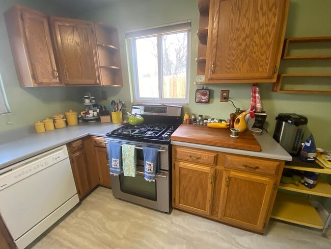 Building Photo - Awesome 2 bedroom Bungalow in Cory-Merill Neighborhood