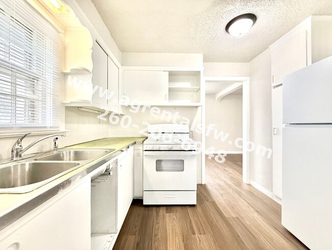 Building Photo - 3 Bedroom House