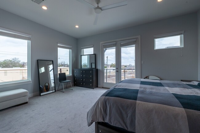 Building Photo - 1318 Reinerman St