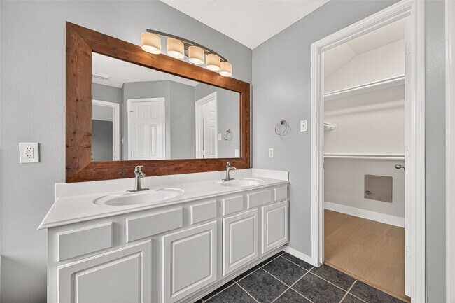 Building Photo - 22210 Bellow Glen Dr