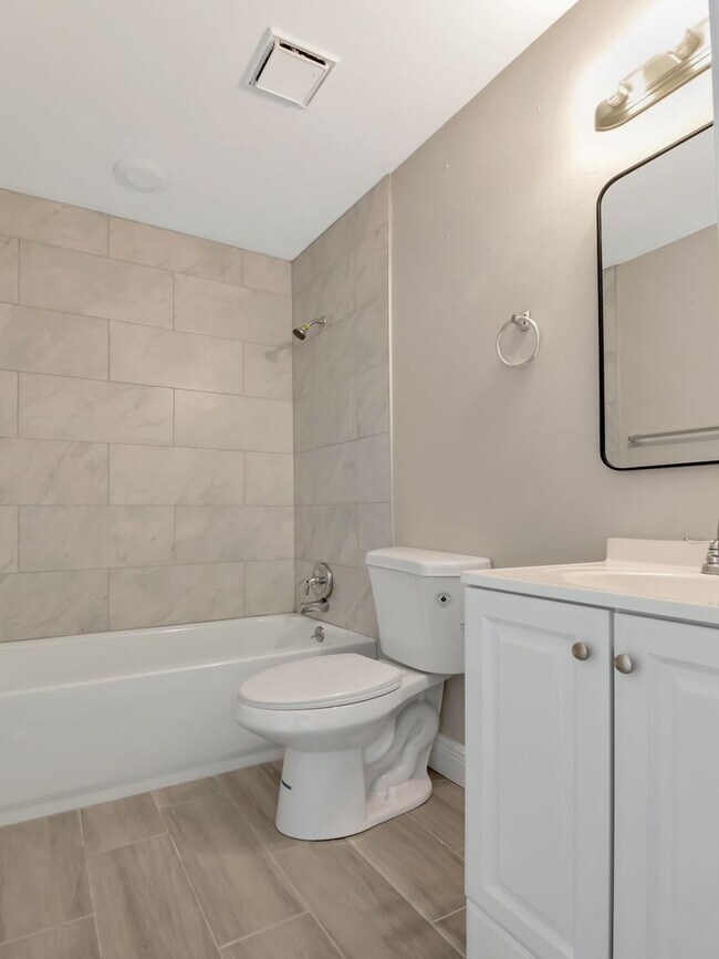 Building Photo - Stunning Newly Renovated 3-Bedroom, 2-Bath Duplex in Prime Bradenton Location!