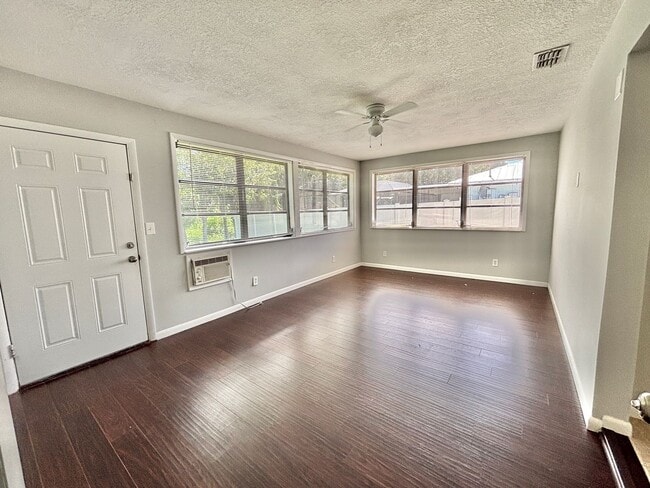 Building Photo - 3BR 1BA Annual Unfurnished Rental Availabl...