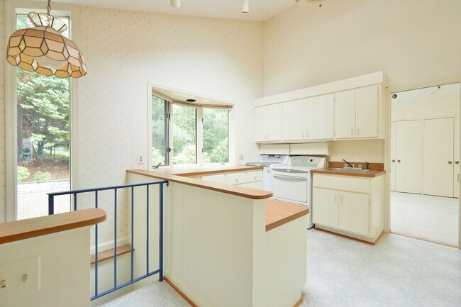 Building Photo - Sparkling and Spacious