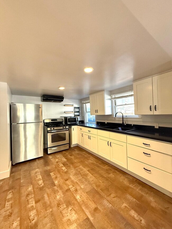 Building Photo - 315 1st St