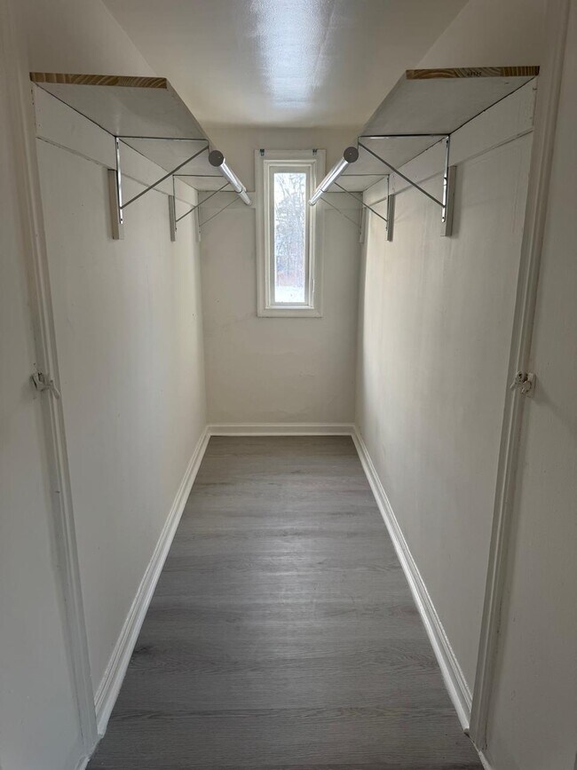 Building Photo - 9400 Lakepointe St