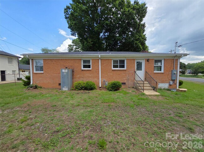 Building Photo - 1310 Oakwood Ave