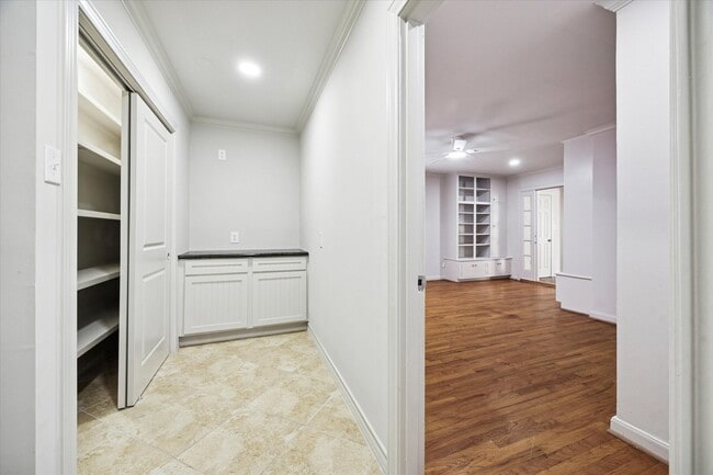 Building Photo - 2506 Avalon Pl