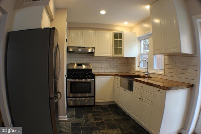 Building Photo - 2205 6th St S