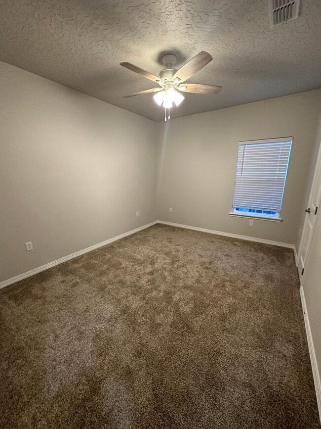 Building Photo - Stunning 3 Bed Home! Managed by Owner!