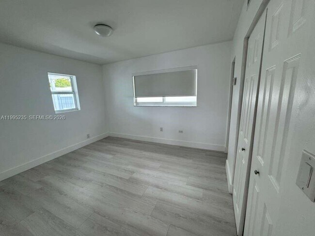 Building Photo - 230 E 56th St