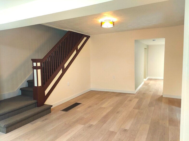 Building Photo - 806 N State St