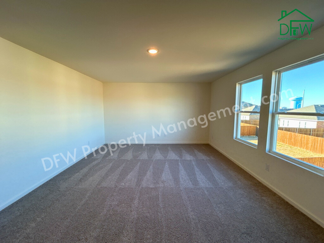 Building Photo - Spacious 5-Bedroom Home with Modern Upgrad...
