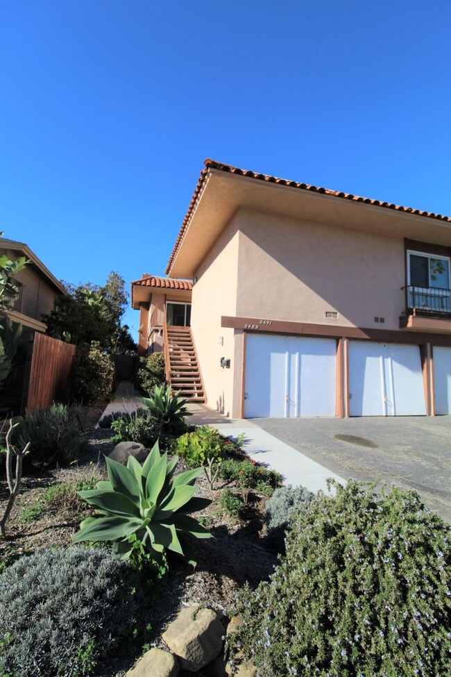 Building Photo - Remodeled Ventura Keys Duplex