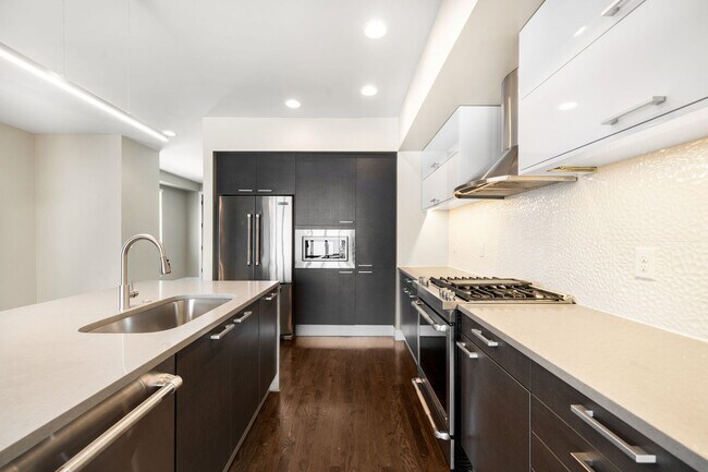 Building Photo - 3BD, 4BA Sunnyside Home With Office and Rooftop Deck