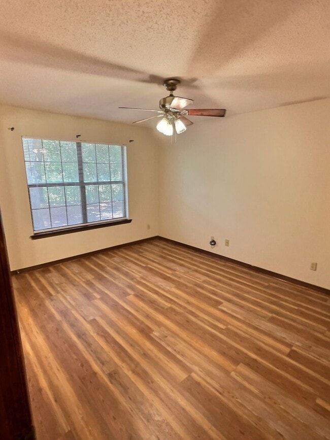 Building Photo - 1115 Hickory Dr