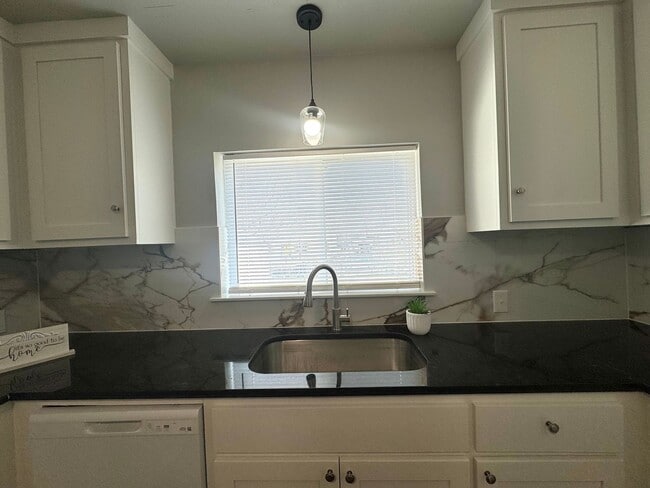 Building Photo - Adorable two-bedroom One-bathroom house located in the Kendall-Whittier neighborhood!