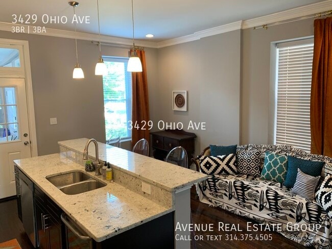 Building Photo - Beautifully Renovated Townhouse