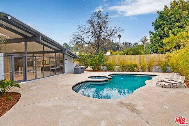 Building Photo - 7560 Lolina Ln