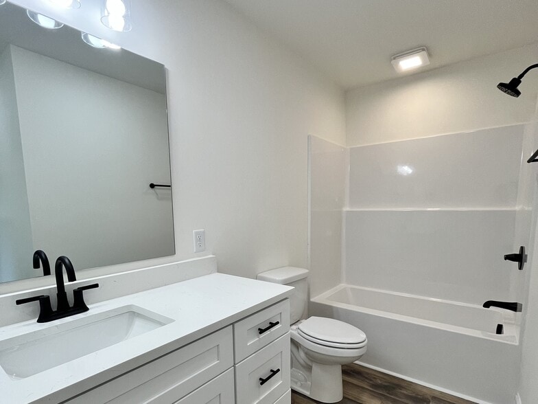 Building Photo - 118 Roland Ave