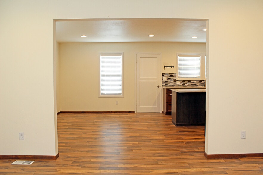 Building Photo - 9134 SE Ankeny St