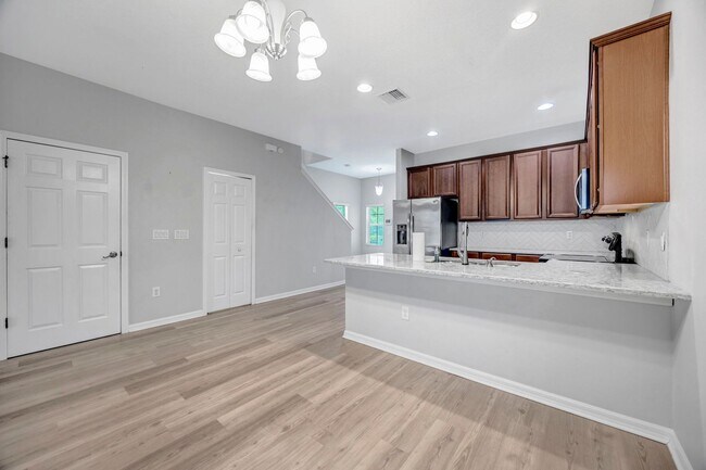 Building Photo - 3 Bedroom 2 Bathroom Townhouse