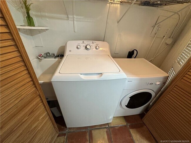 Building Photo - 4490 NE Indian River Dr