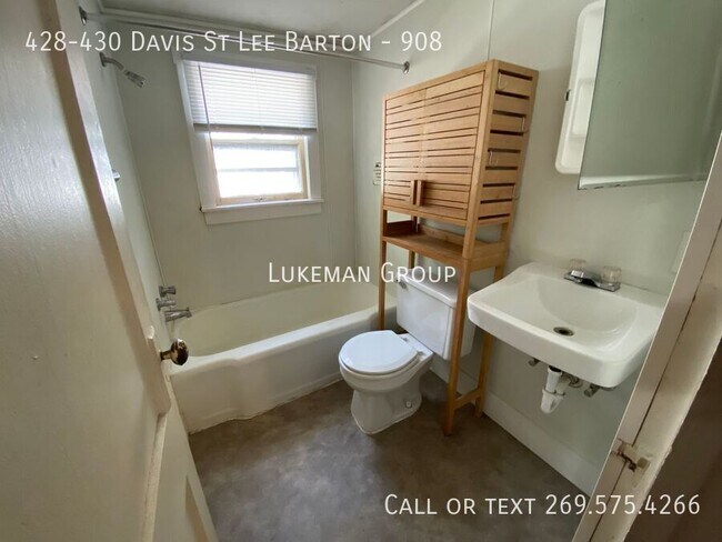 Building Photo - 428-430 Davis St Lee Barton-908