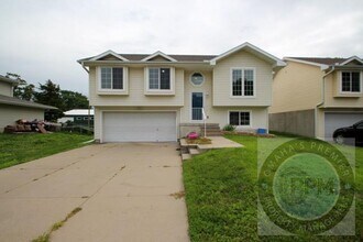 Building Photo - Beautiful 3Bd/2Ba Split entry in Omaha!