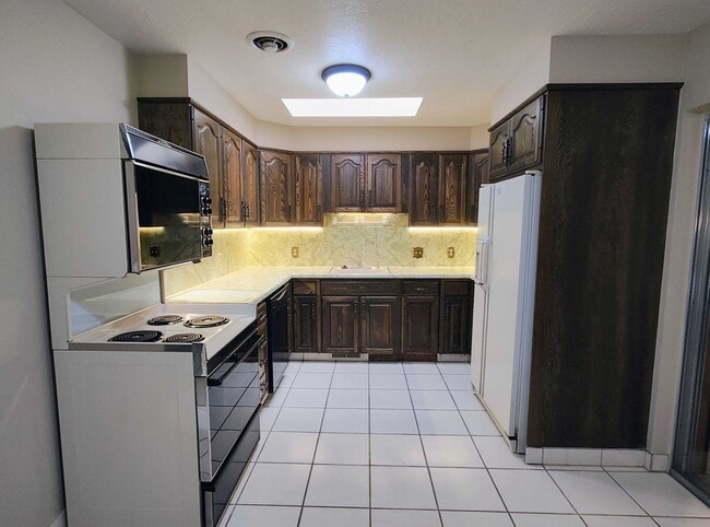Building Photo - 3 Bd 2 Bath Over 2500 sq ft in Sandy