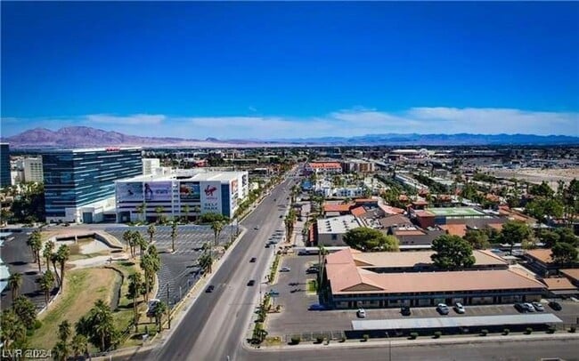 Building Photo - Fully furnished!