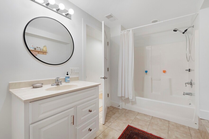 Building Photo - 4532 N Damen Ave