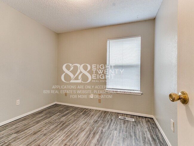 Building Photo - Now Touring & Available for Move in! 3 Bed/1.5 Bath Duplex in West Norman!