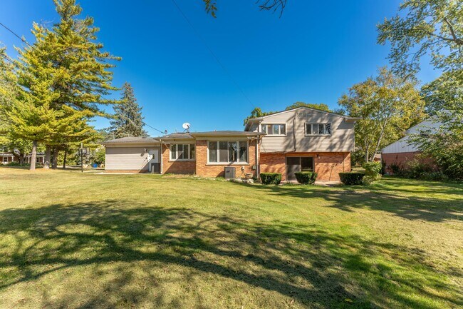 Building Photo - 2616 Douglas Dr