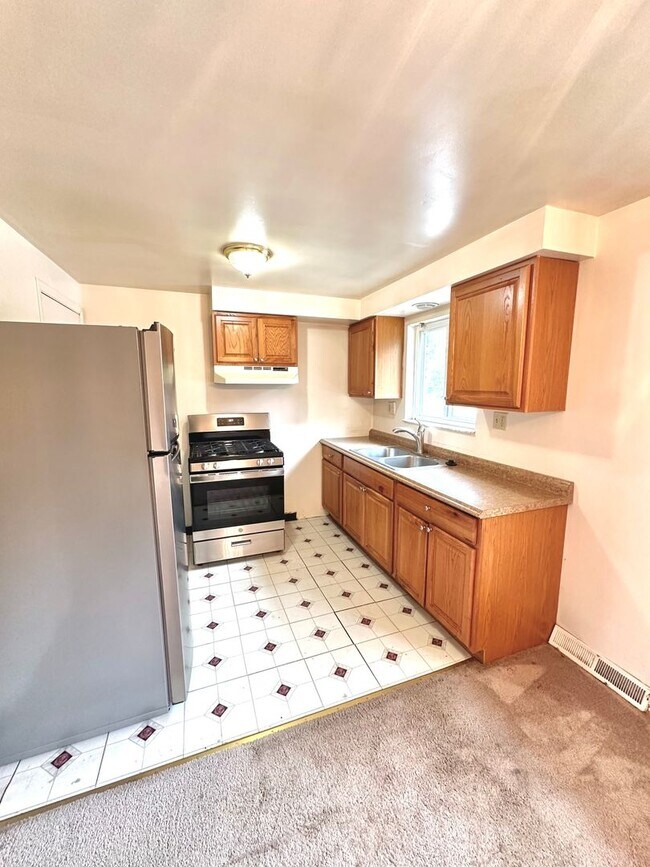 Building Photo - Well-Maintained 2 Bed, 1 Bath Townhome in Munhall - Central AC & Heat, Integral Garage - Availabl...