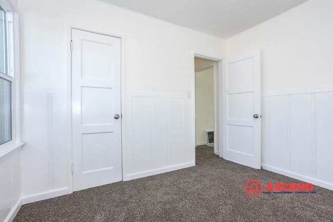 Building Photo - Charming 4 Bedroom Home!