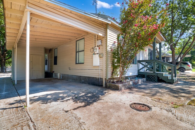 Building Photo - 1021 Moss St