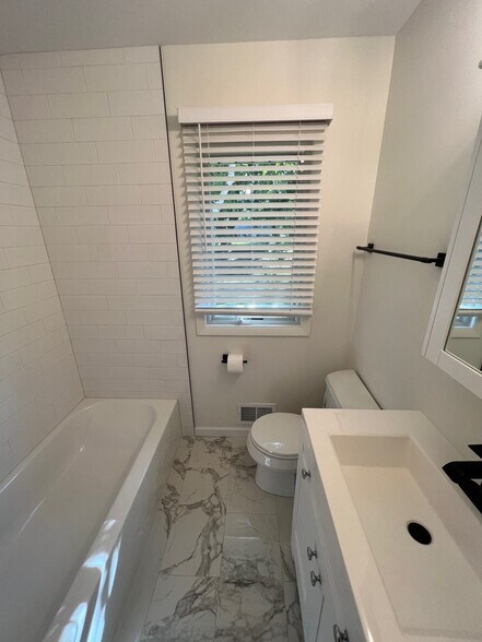 Building Photo - 50 Hackberry Hl