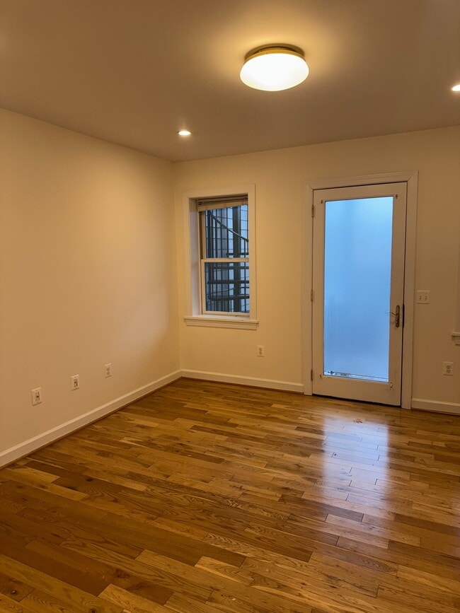 Building Photo - 2242 Ontario Rd NW