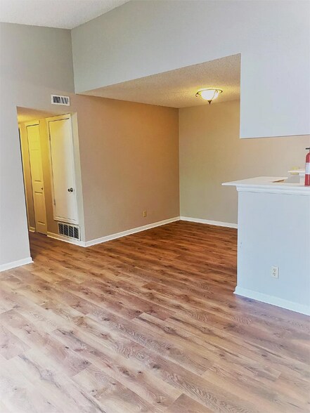 Building Photo - 8225 Fairmount Dr