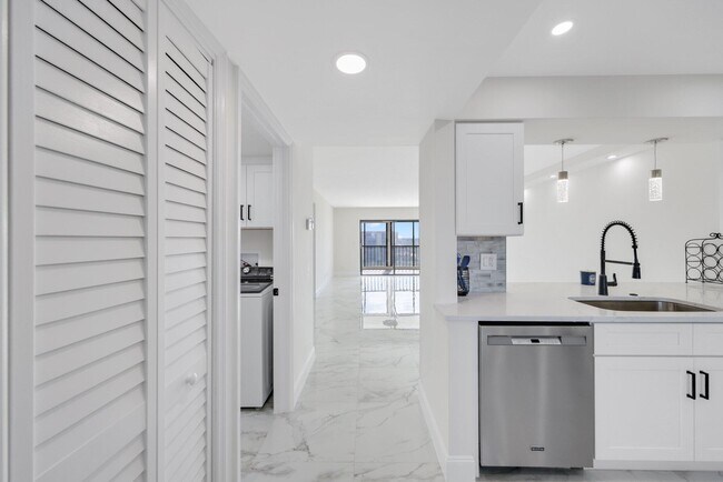 Building Photo - 7290 Kinghurst Dr