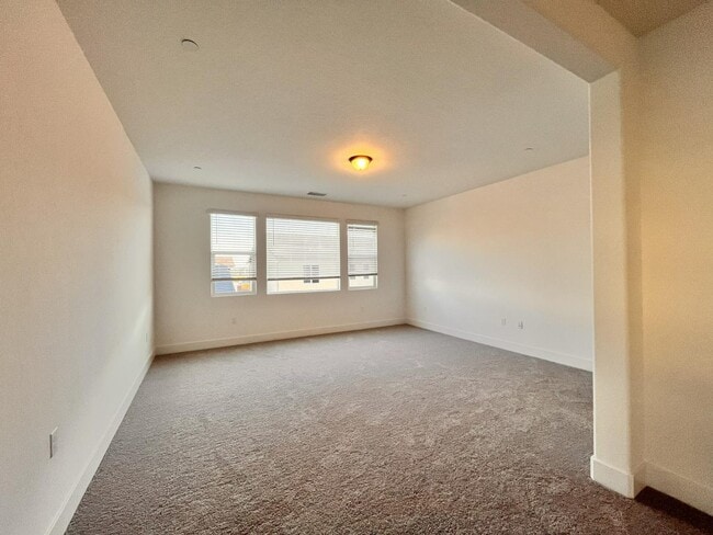 Building Photo - 2827 E Colina Dr
