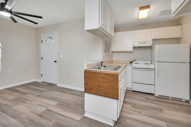 Building Photo - 154 Royal Dr