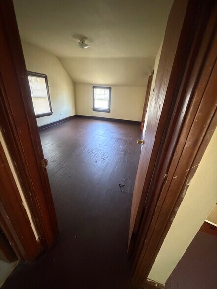 Building Photo - 35 W Ravenwood Ave