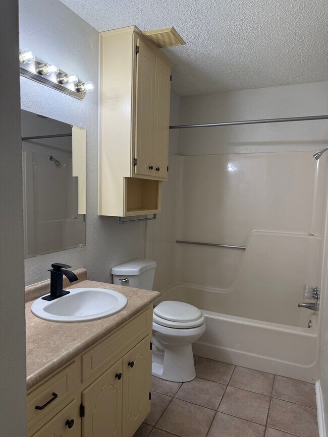 Building Photo - 3 Bedroom in Springhill ISD