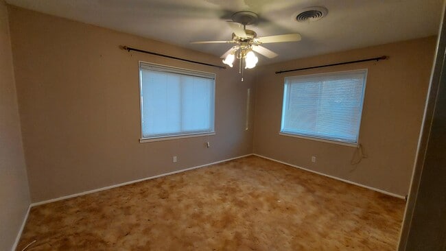 Building Photo - 707 Lewis Dr